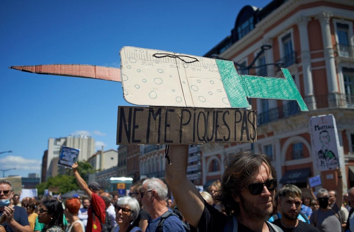 Francezii protestează împotriva măsurilor propuse de autorităţi