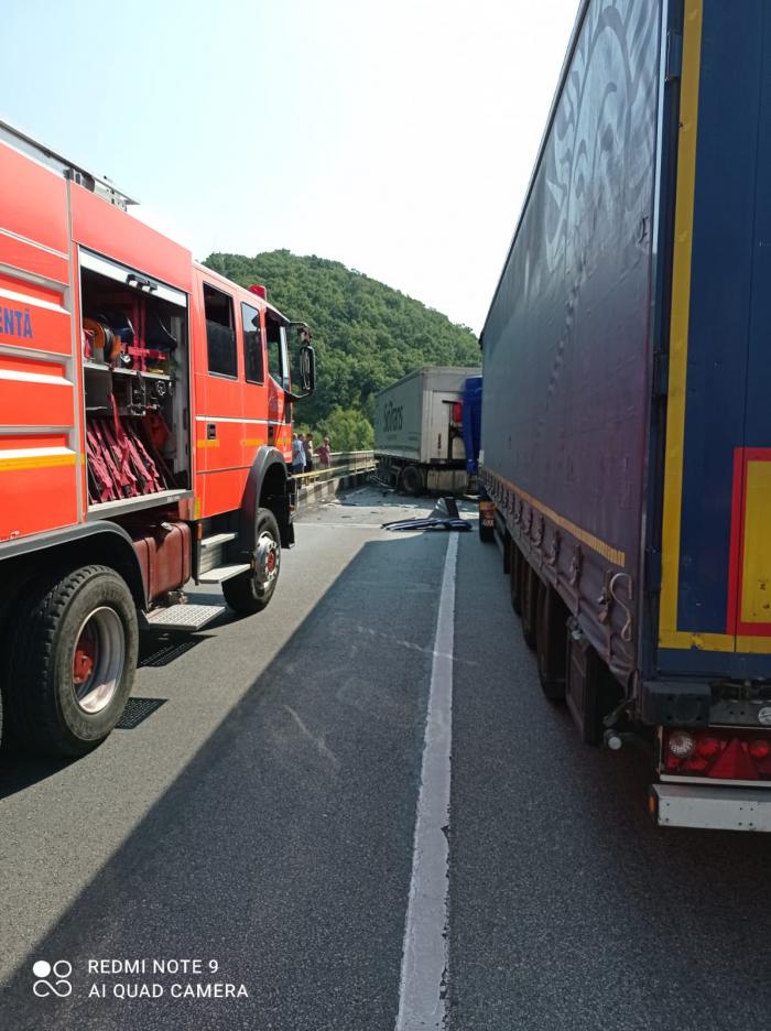 Dos camiones y un camión colapsaron DN 6, entre Orşova y Turnu Severin.  Uno de los conductores murió aplastado en la cabina.