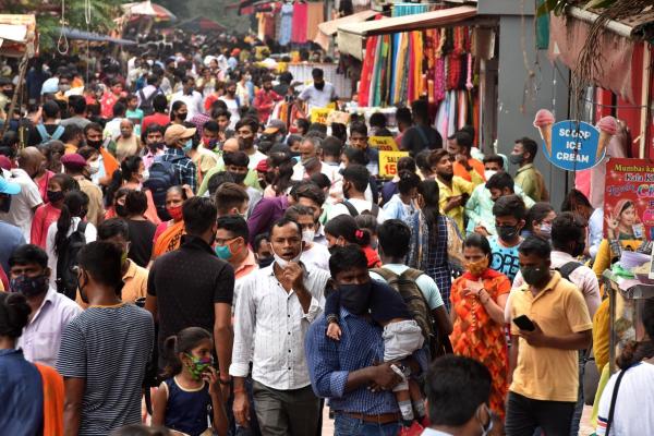 India testează măsuri de control al populaţiei. Cuplurile care se sterilizează după ce au făcut doi copii, premiate de stat