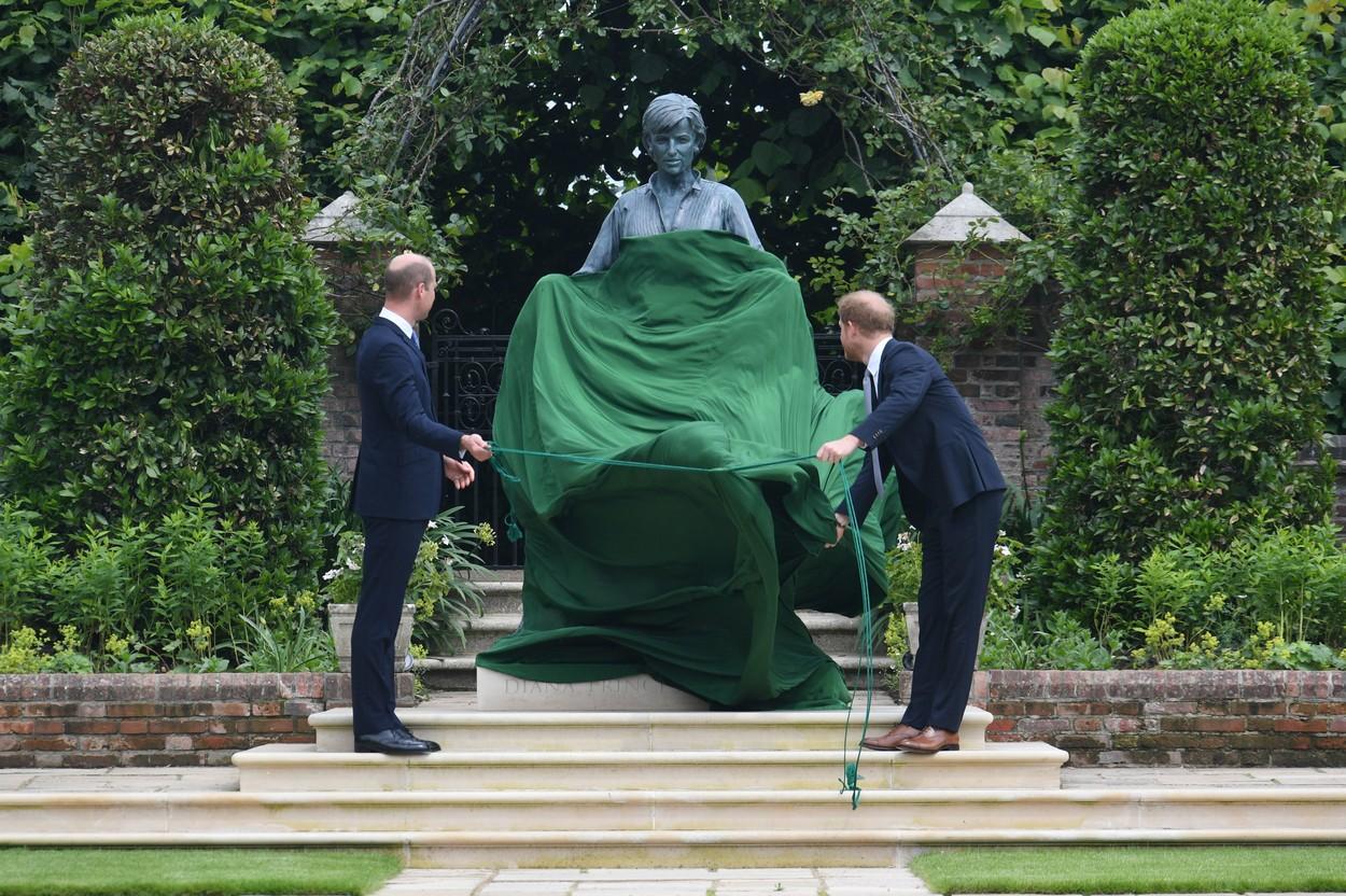 Prinţul Harry şi prinţul William au participat la dezvelirea statuii mamei lor