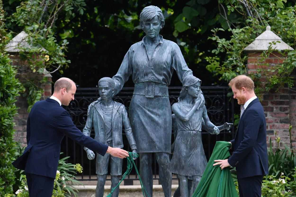 Prinţul Harry şi prinţul William au participat la dezvelirea statuii mamei lor