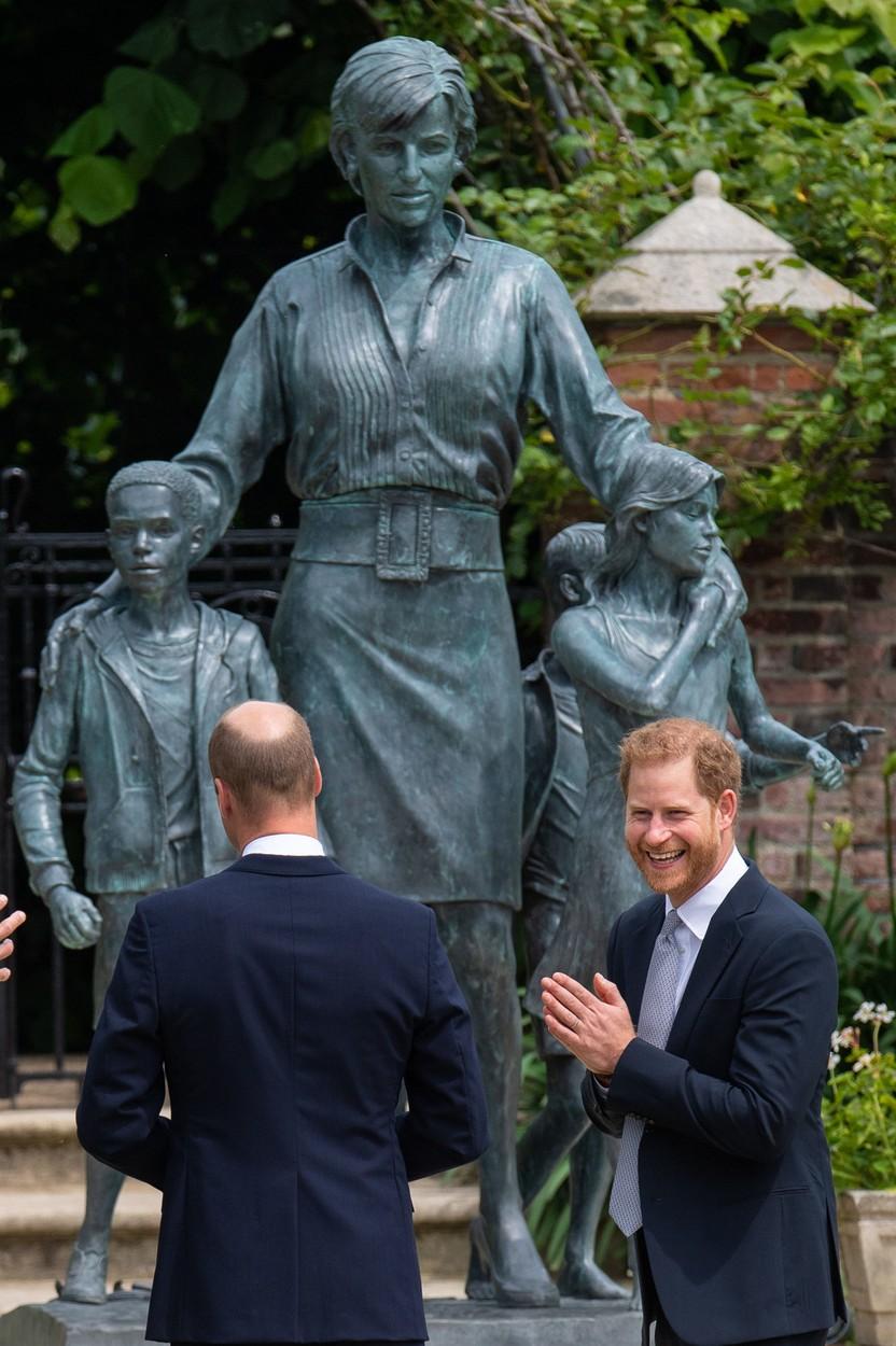 Statuia Prinţesei Diana, dezvelită de prinţul William şi prinţul Harry