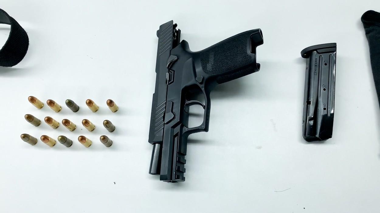 Un bărbat din Iaşi a găsit un pistol folosit de trupele speciale şi l-a luat acasă. Soţia l-a reclamat la Poliţie după ce a găsit arma în pod Un bărbat din Iaşi a găsit un pistol folosit de trupele speciale şi l-a luat acasă. Soţia l-a reclamat la Poliţie după ce a găsit arma în pod