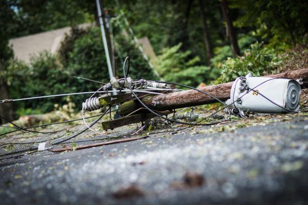 Avarii la rețeaua electrică din județul Prahova, din cauza furtunilor