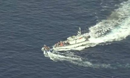 Momentul în care Garda de Coastă a Libiei trage cu gloanţe spre o barcă plină cu migranți, în Marea Mediterană