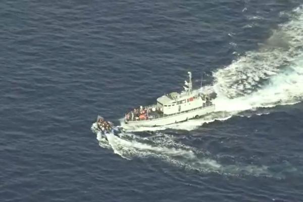 Momentul în care Garda de Coastă a Libiei trage cu gloanţe spre o barcă plină cu migranți, în Marea Mediterană