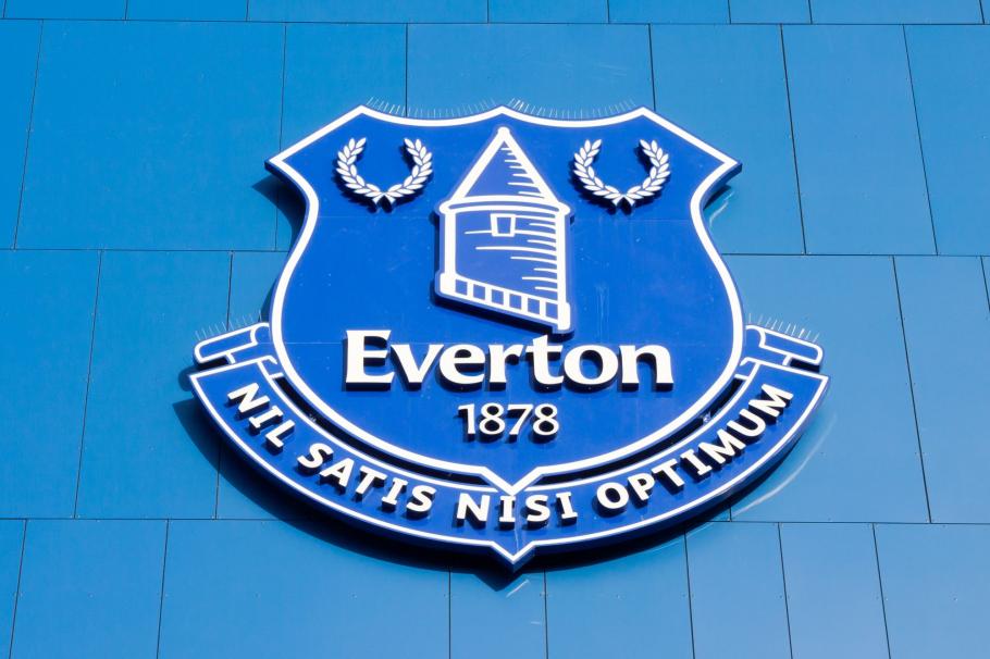 Clubul Everton a confirmat că a suspendat un fotbalist ca urmare a anchetei poliţiei Logoul clubului de fotbal Everton