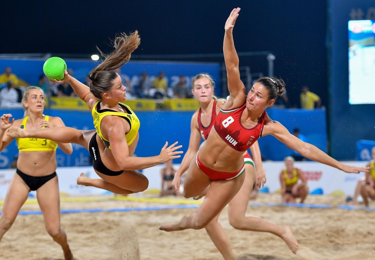 Multe jucătoare consideră bikini ca fiind înjositori, în contextul competiţiilor sportive Jucătoare din Ungaria şi Danemarca, în timpul unui meci de handbal pe plajă