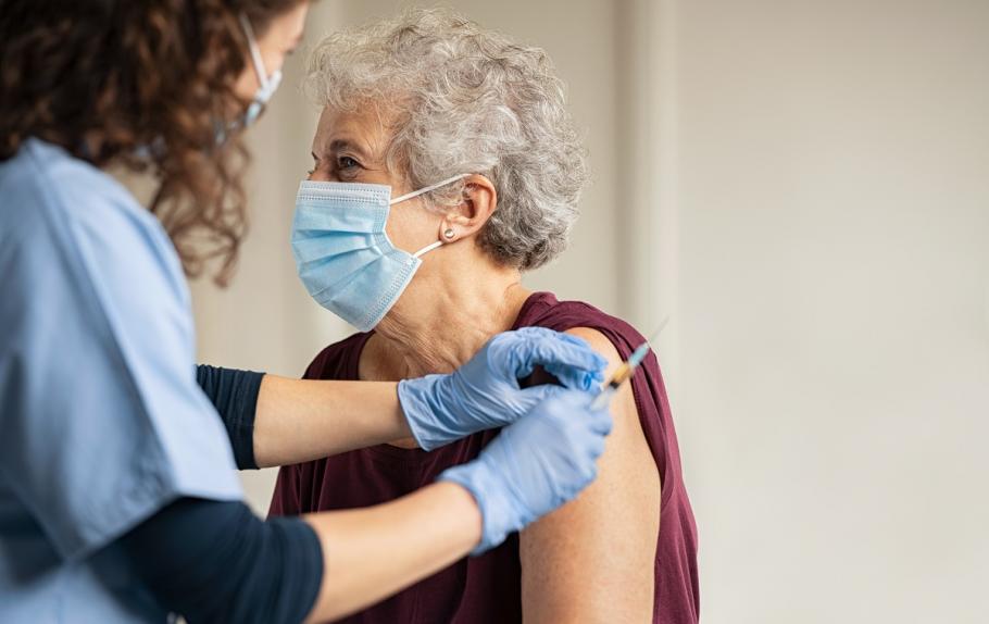 Bătrână vaccinată Bătrână vaccinată