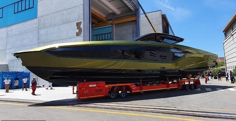 Connor McGregor s-a lăudat pe Instagram cu noua sa achiziţie: un yacht produs de Lamborghini pentru care a plătit 3 milioane de euro Connor McGregor s-a lăudat pe Instagram cu noua sa achiziţie: un yacht produs de Lamborghini pentru care a plătit 3 milioane de euro