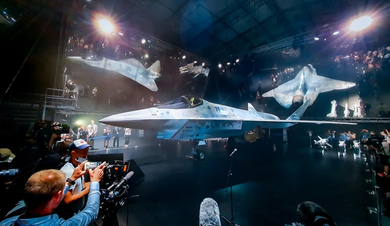 Ruşii şi-au prezentat cel mai nou model de avion de vânătoare: Sukhoi S-75 "Checkmate". Rostec se laudă că e mai bun şi mai ieftin decât F-35 Ruşii şi-au prezentat cel mai nou model de avion de vânătoare: Sukhoi S-75 "Checkmate". Rostec se laudă că e mai bun şi mai ieftin decât F-35