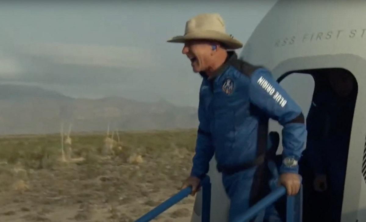 Jeff Bezos, donaţii de sute de milioane de dolari după ce a zburat în Spaţiu Jeff Bezos a zburat în Spaţiu, la bordul New Shepard