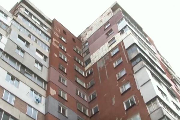 Două fete au lăsat bilete de adio, apoi s-au aruncat în gol de la etajul 13 al unui bloc din Bălți: "Mama, iartă-mă pentru tot"