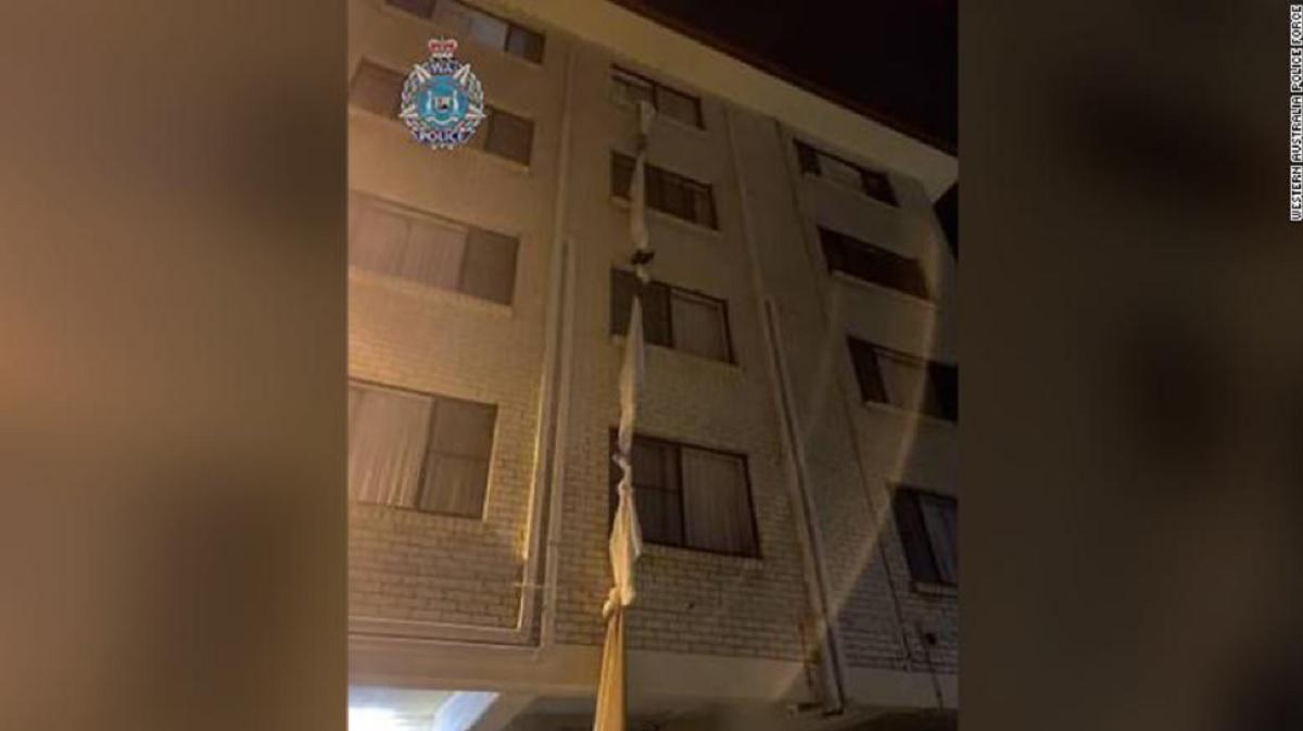 Un australian a evadat ca în filme din hotelul în care fusese închis în carantină anti-Covid-19 Australianul a reuşit să evadeze de la etajul 4 al hotelului în care se afla în carantină anti-Covid-19
