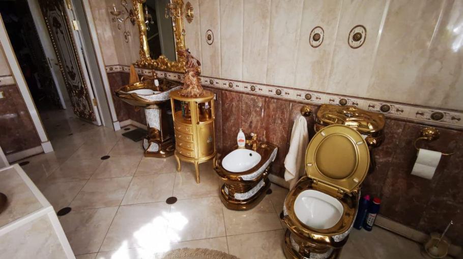 Luxul orbitor în care trăia un colonel din poliţia rusă: inclusiv toaleta era suflată cu aur - VIDEO Luxul orbitor în care trăia un colonel din poliţia rusă: inclusiv toaleta era suflată cu aur - VIDEO