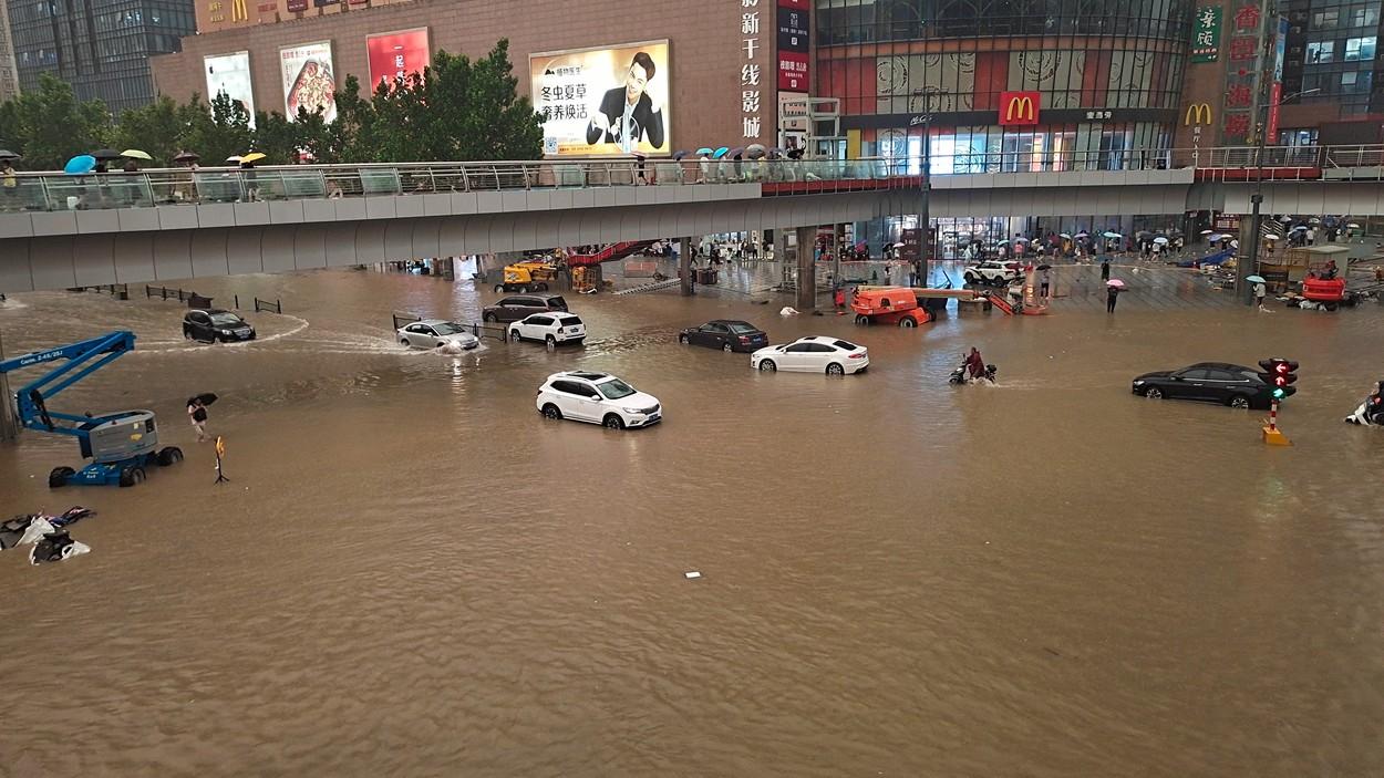 Mărturii după potopul care a lovit centrul Chinei. Sute de oameni și-au văzut moartea cu ochii la metrou: ”Mamă, nu o să scap!”