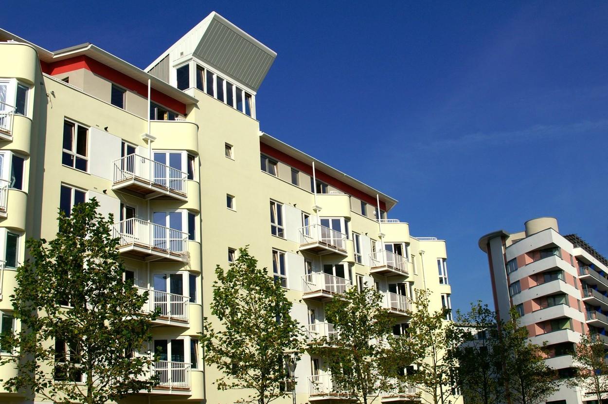 Cât trebuie să muncească un român pentru a-și cumpăra un apartament cu două camere sau trei camere Cât trebuie să muncească un român pentru a-și cumpăra un apartament cu două camere sau trei camere