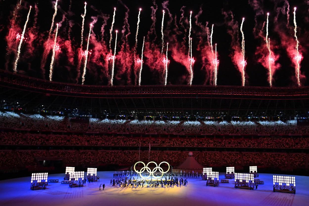 Ceremonia de deschidere a Jocurilor Olimpice. Sportivii defilează pe un stadion de 1,5 miliarde de dolari, aproape gol