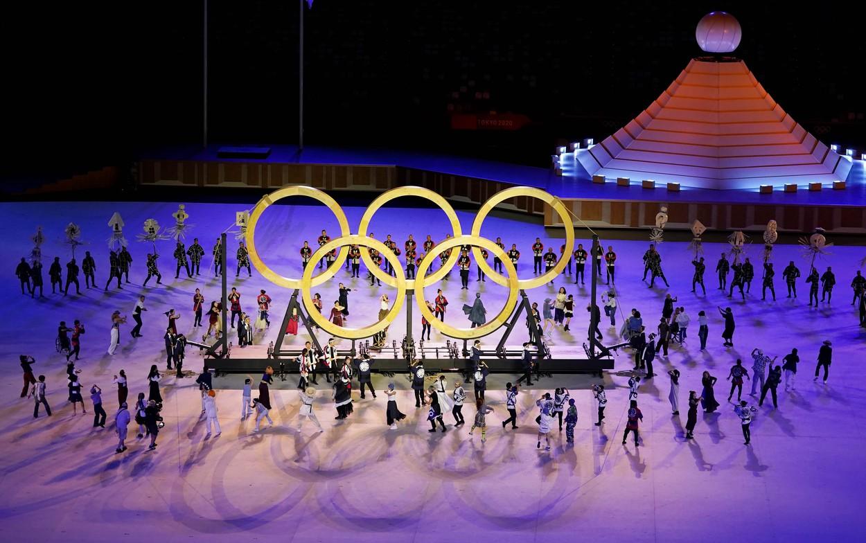 Ceremonia de deschidere a Jocurilor Olimpice. Sportivii defilează pe un stadion de 1,5 miliarde de dolari, aproape gol