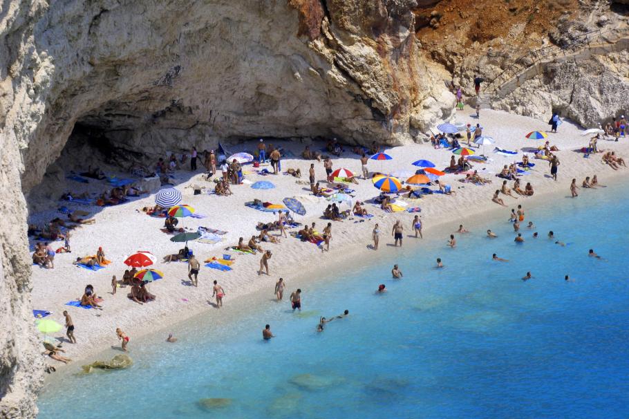 Românii au luat cu asalt inclusiv insulele din Grecia, precum Lefkada (foto) Vedere din insula grecească Lefkada