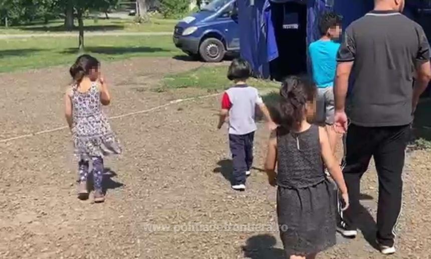 Familie de cetăţeni irakieni, aflată în stare de deshidratare, sprijinită de poliţiştii de frontieră Familie de cetăţeni irakieni, aflată în stare de deshidratare, sprijinită de poliţiştii de frontieră
