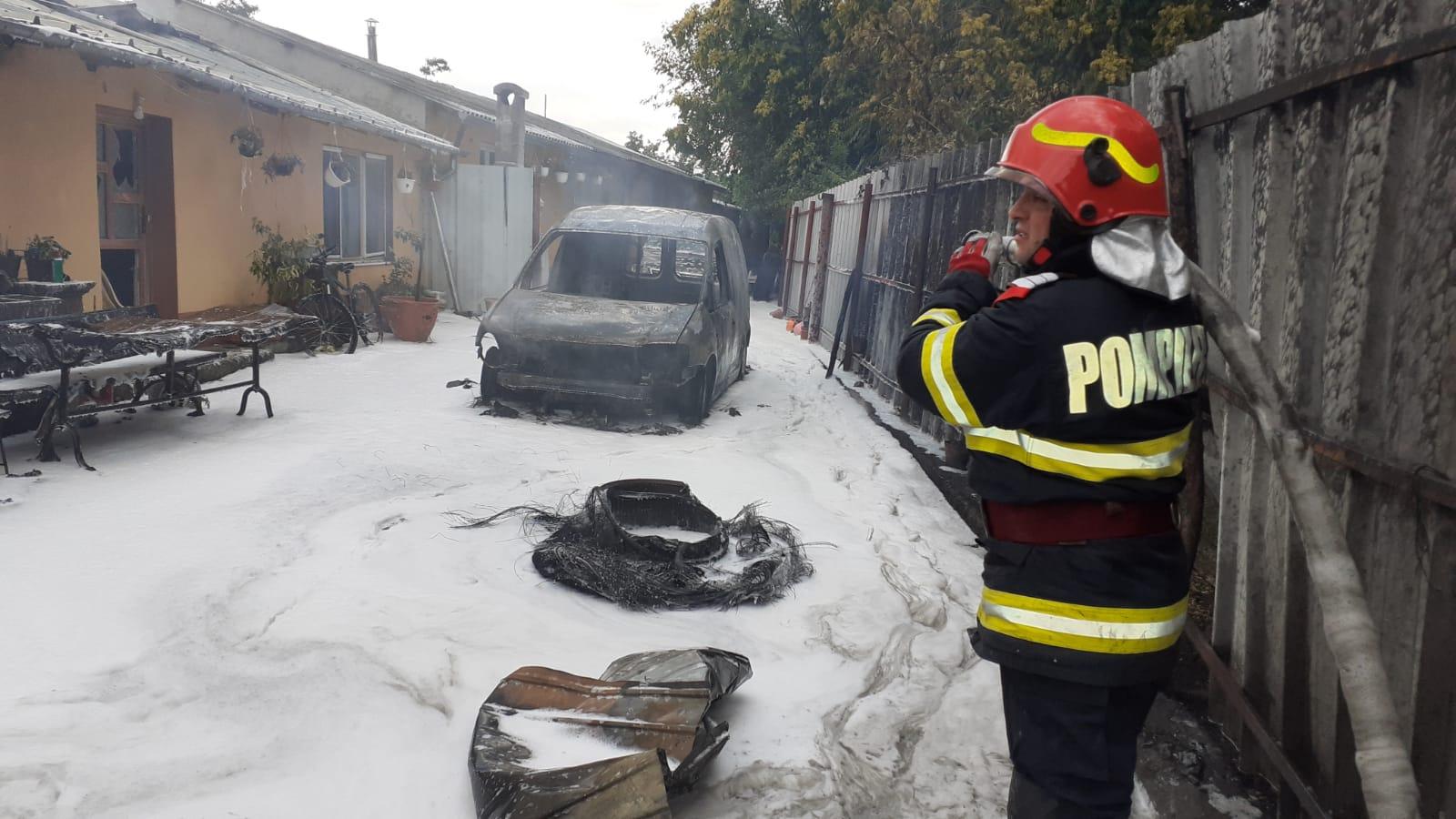 Incendiu la un depozit de butelii din Prahova
