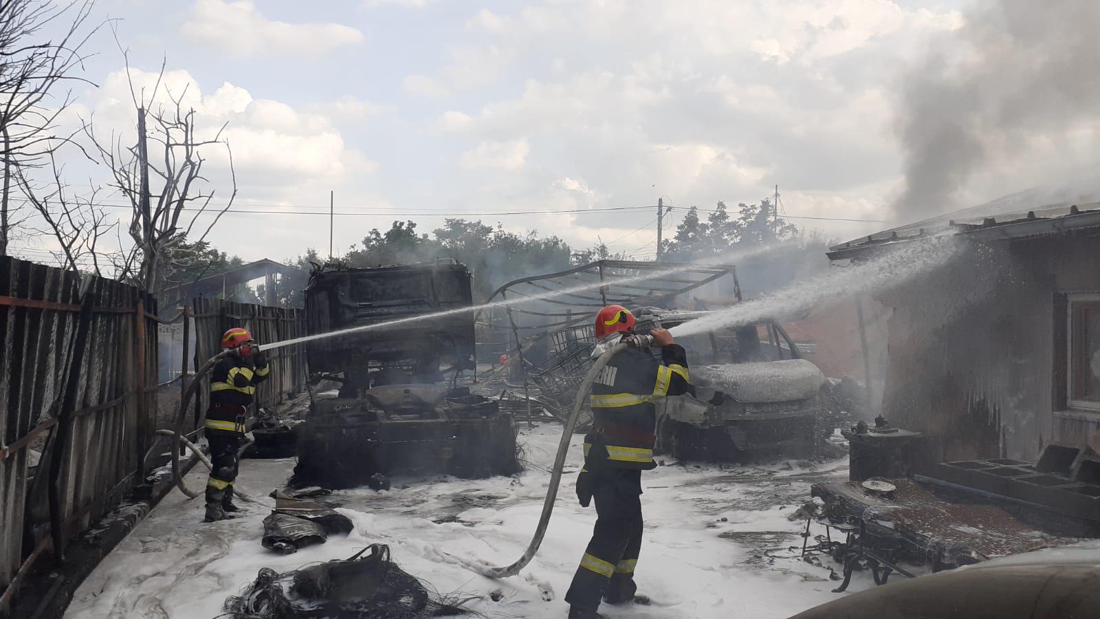 Incendiu la un depozit de butelii din Prahova