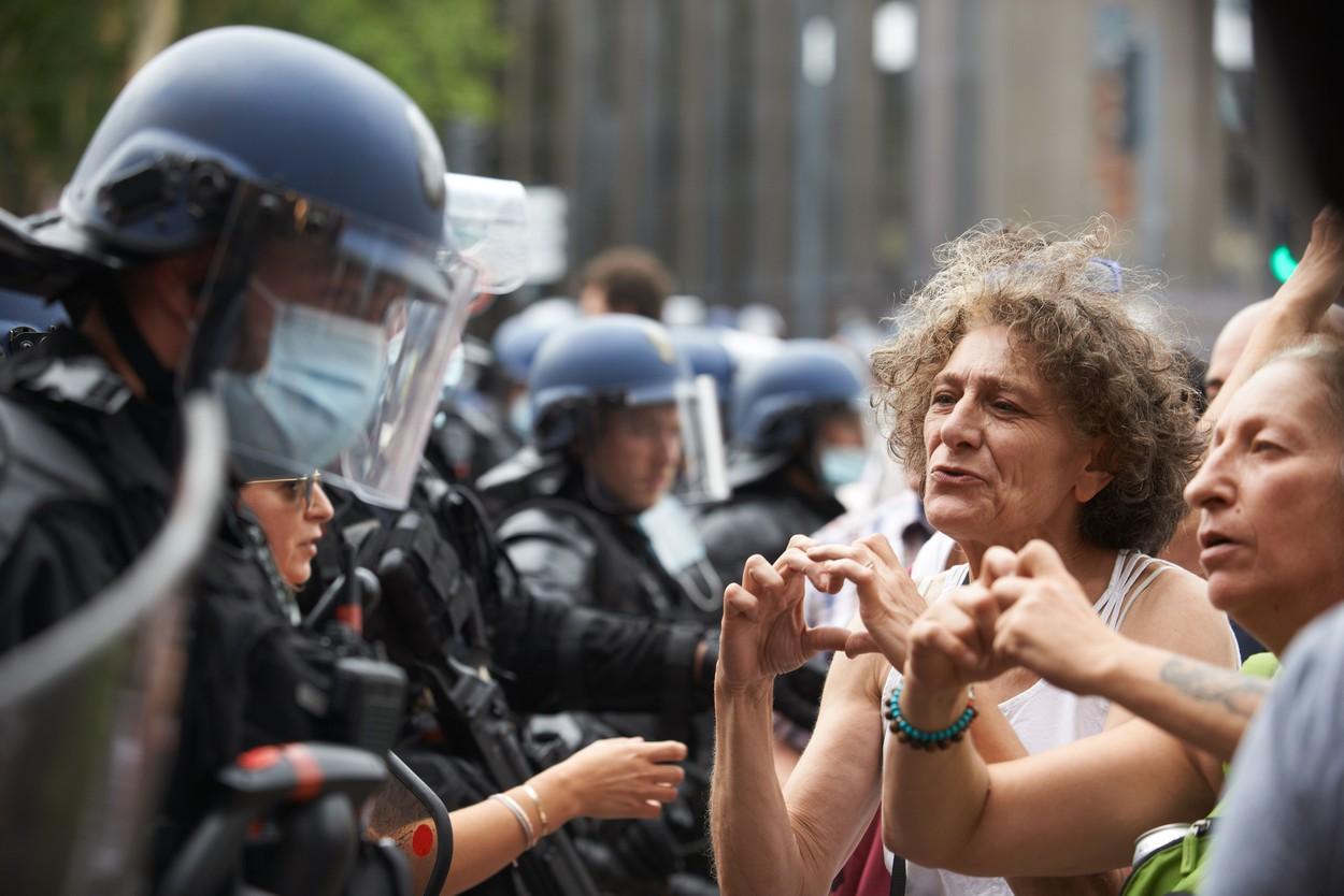 Proteste în mai multe oraşe din Franţa după ce Guvernul a propus introducerea certificatului sanitar