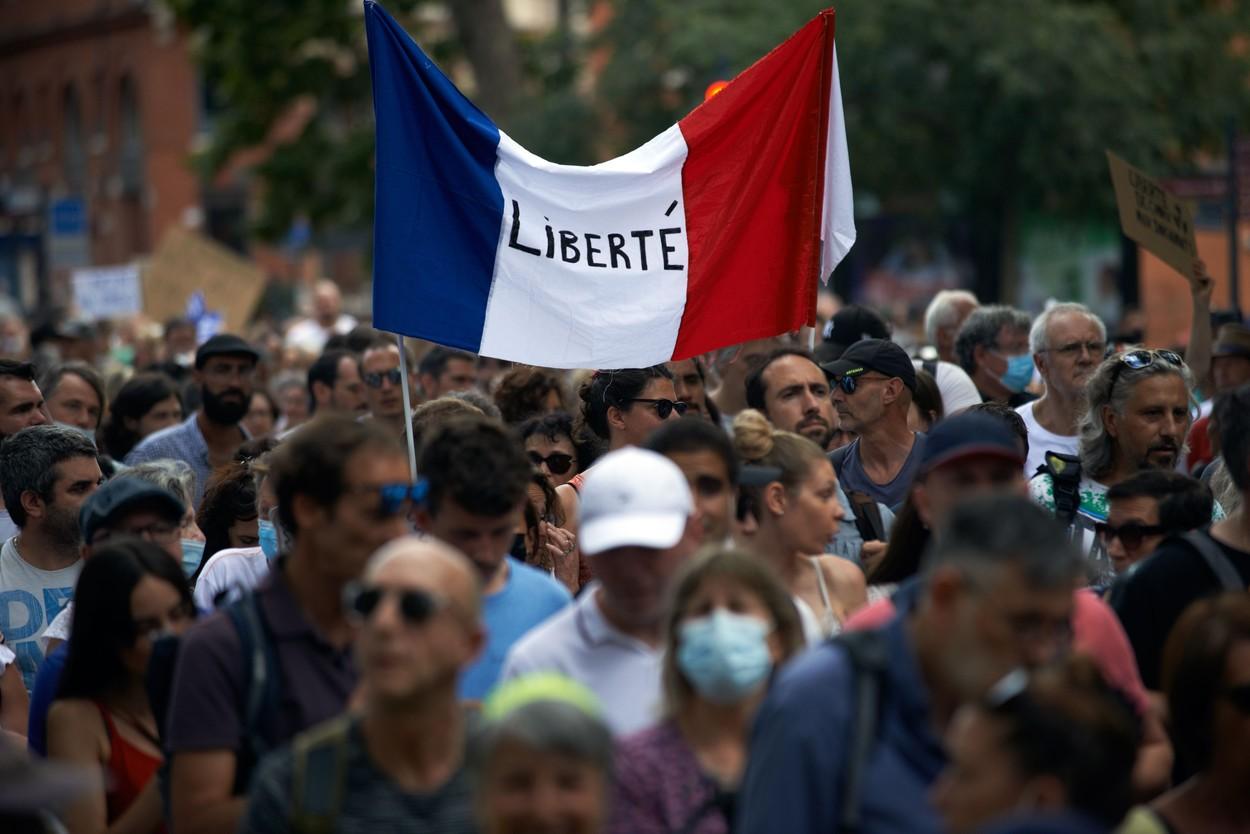 Proteste în mai multe oraşe din Franţa după ce Guvernul a propus introducerea certificatului sanitar