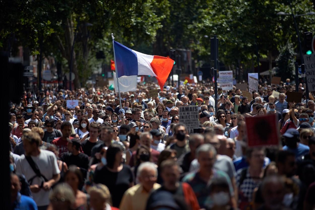 Proteste în mai multe oraşe din Franţa după ce Guvernul a propus introducerea certificatului sanitar