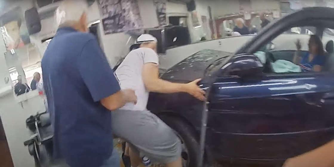 Un bebeluș de 8 luni, în stare gravă, în urma unui accident rutier în SUA. Doi polițiști l-au salvat de sub o mașină Un bebeluș de 8 luni, în stare gravă, în urma unui accident rutier în SUA. Doi polițiști l-au salvat de sub o mașină