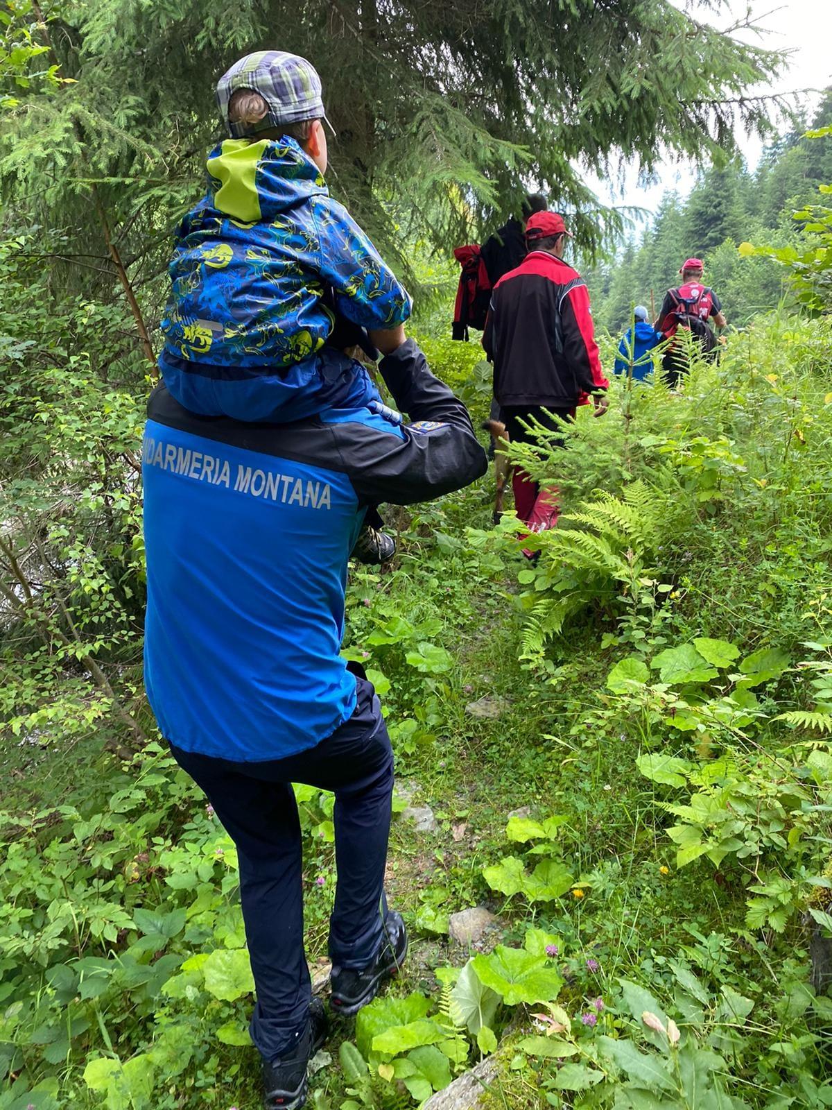 Șase turiști străini, printre care o familie cu doi copii mici, recuperați după ce s-au rătăcit noaptea trecută în Munții Rodnei