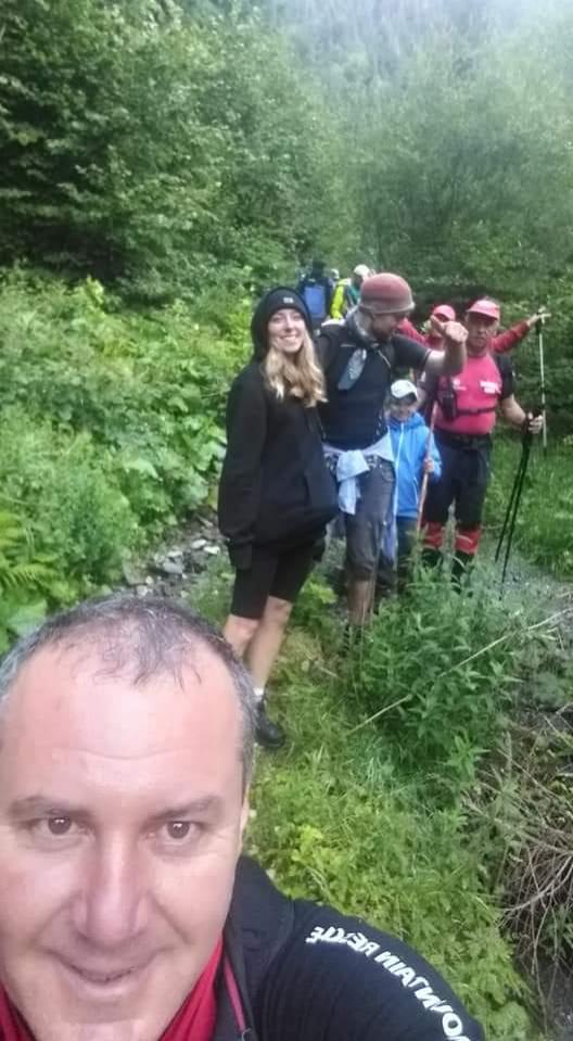 Șase turiști străini, printre care o familie cu doi copii mici, recuperați după ce s-au rătăcit noaptea trecută în Munții Rodnei