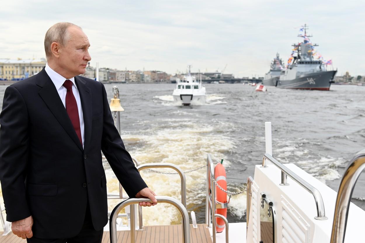 Vladimir Putin a lăudat marina rusă: Este capabilă să distrugă "orice ţintă"