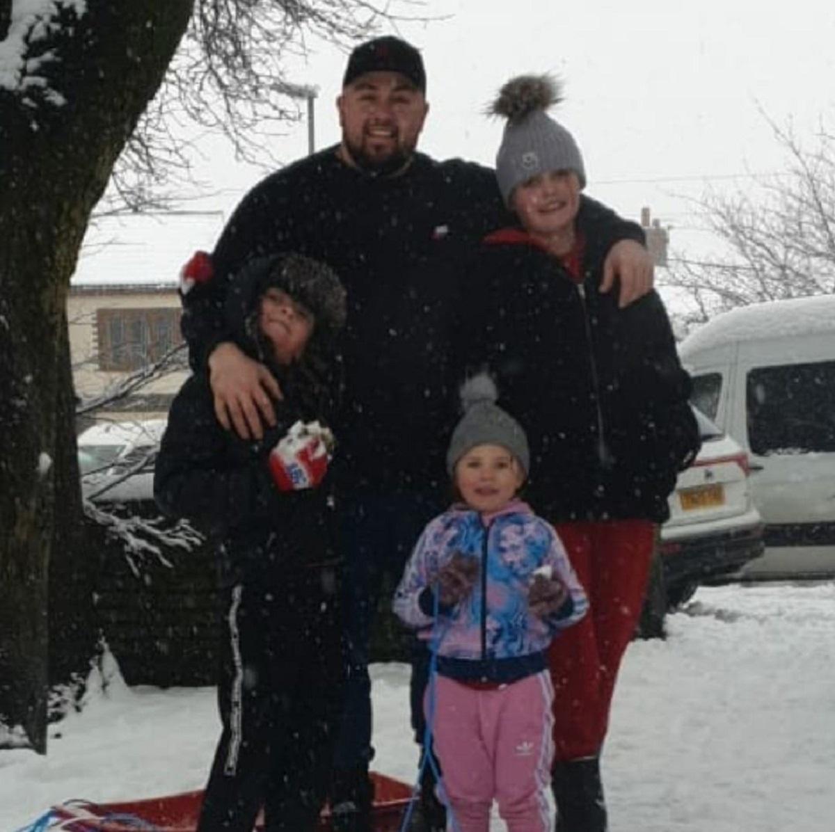 Matthew Luke Keenan, alături de familie/prieteni