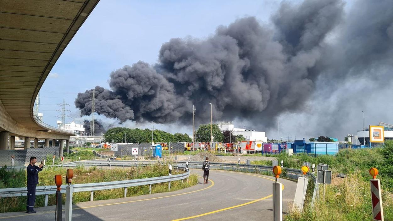 Explozie puternică la fabrica Bayer din Leverkusen. Oamenii, alertaţi printr-un mesaj să nu iasă din case: "Pericol extrem" - VIDEO