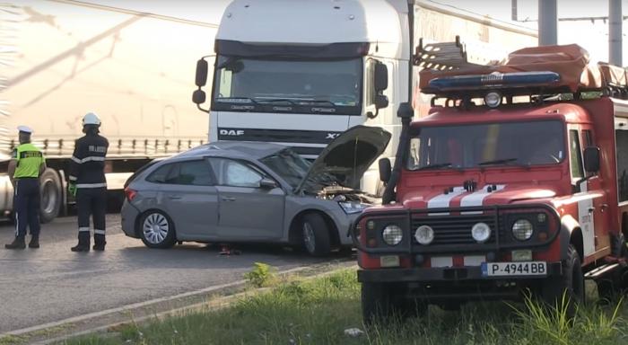 Skoda a fost lovită de un TIR. Ambele maşini sunt înmatriculate în România