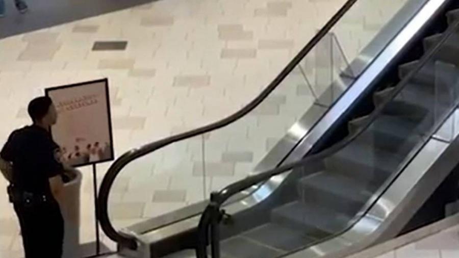 Un băiețel de doi ani a murit după ce a căzut din brațele tatălui său, când coborau pe scările rulante dintr-un mall din SUA