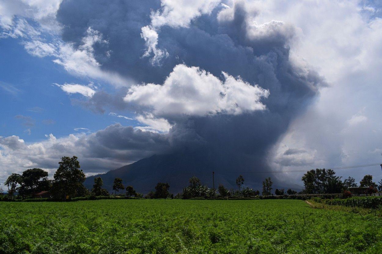 Coloană uriașă de fum și cenușă după erupția vulcanului Sinabung din Indonezia