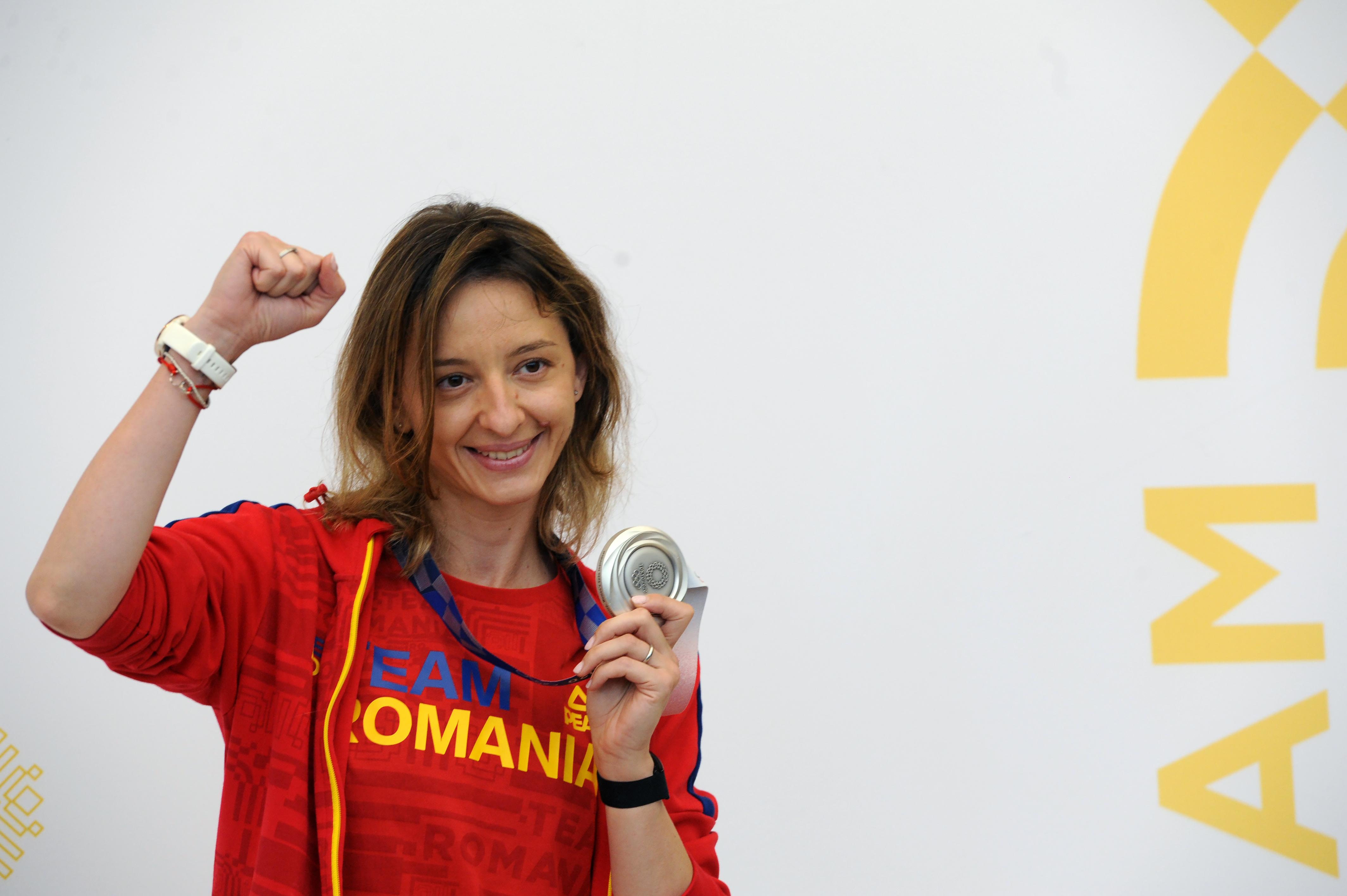 Scrimera Ana-Maria Popescu, medaliata cu argint in proba feminina individuala de spada la Jocurile Olimpice de la Tokyo, revine in tara