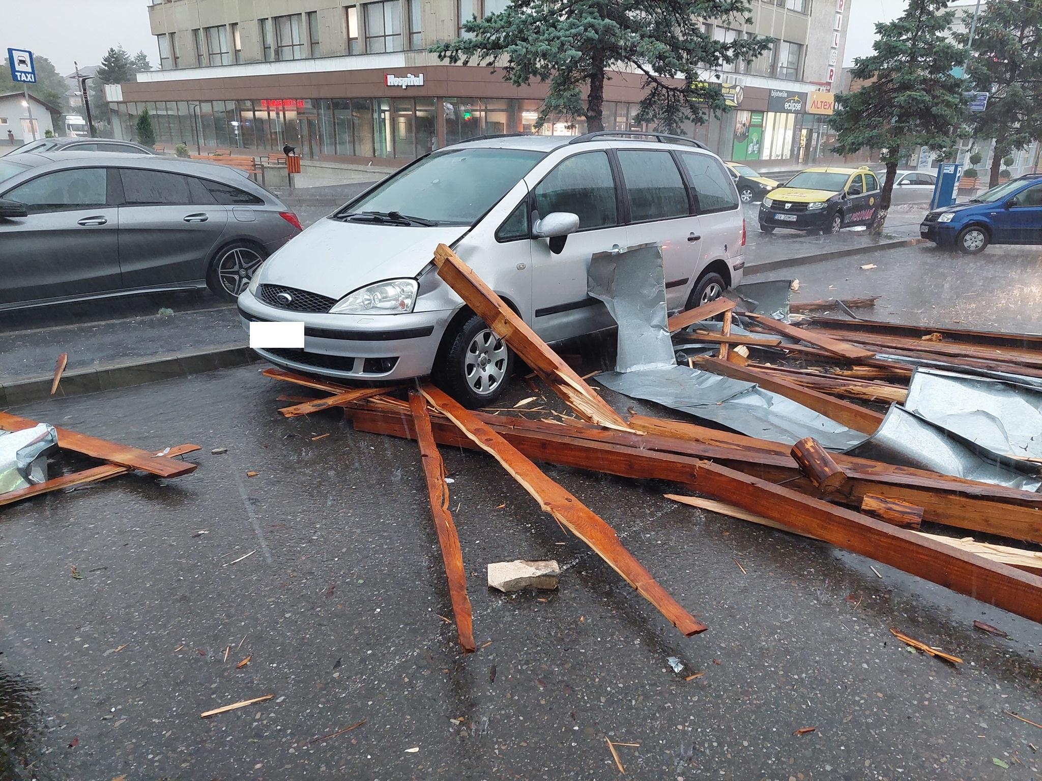 Momentul în care acoperișul unui bloc din Fălticeni s-a desprins și a căzut peste mai multe mașini, după o furtună puternică