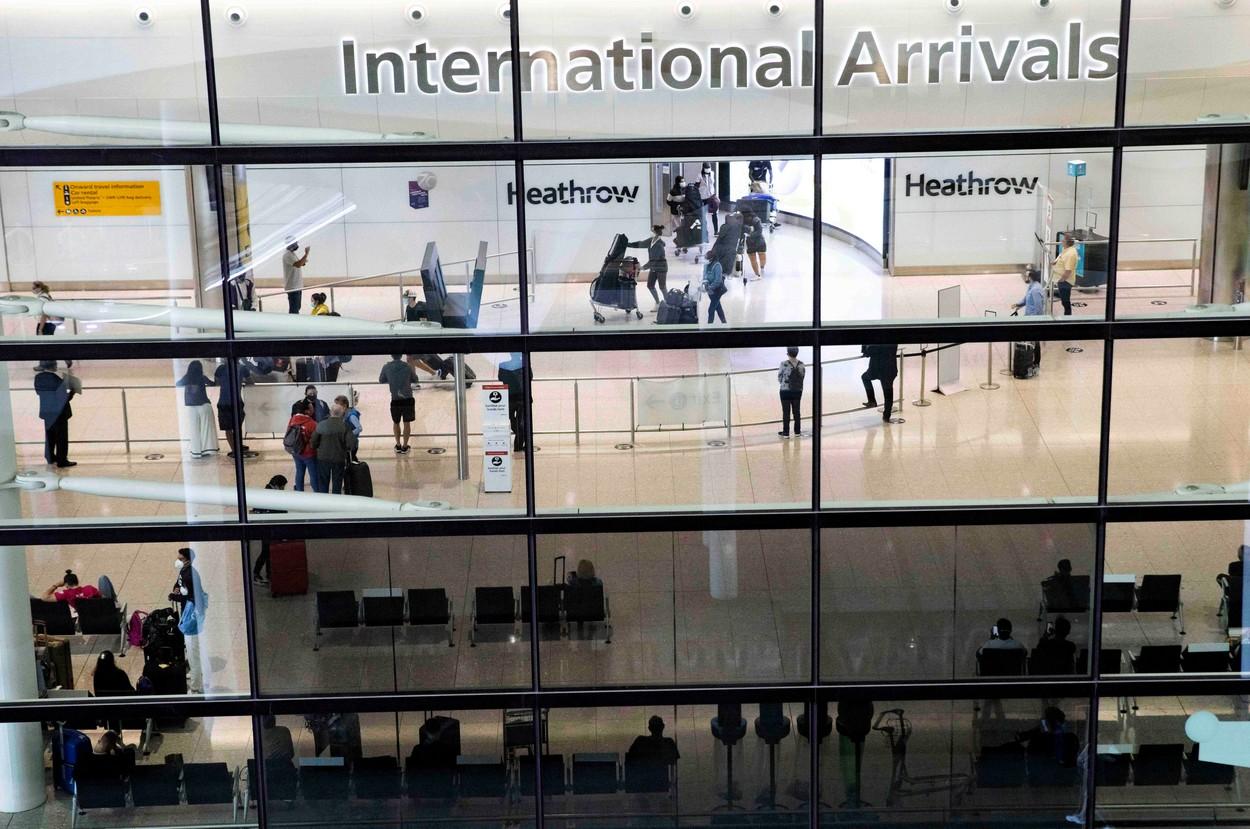 Anglia redeschide frontierele pentru persoanele vaccinate anti-Covid din Europa și SUA, din 2 august. Carantina de 10 zile a fost eliminată Pasagerii care sosesc și pleacă de la aeroportul Heathrow