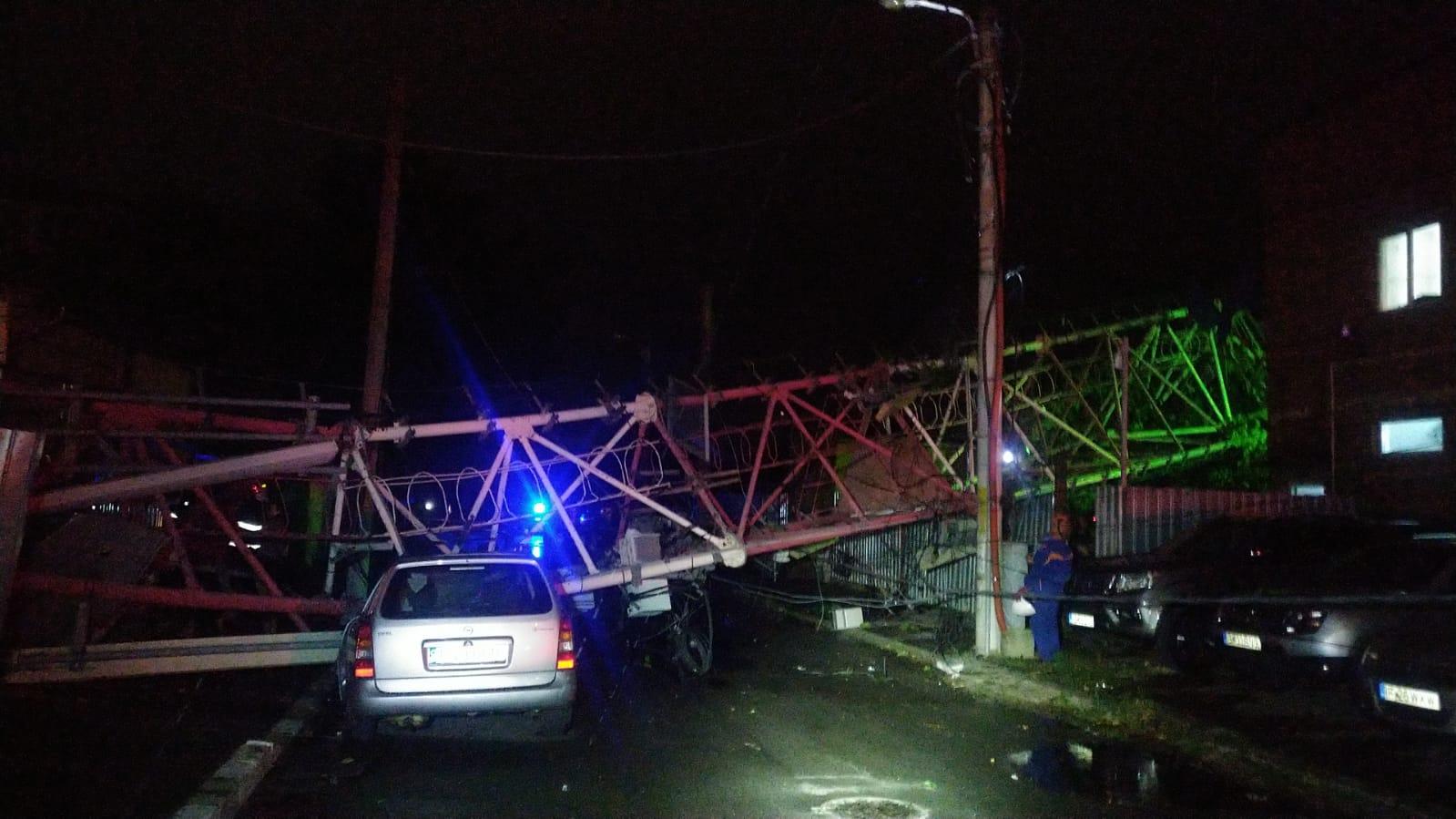 A fost prăpăd noaptea trecută în Bucureşti: o furtună apocaliptică "a măturat" Capitala. O antenă GSM a căzut peste două case: "Am ieşit afară de frică"