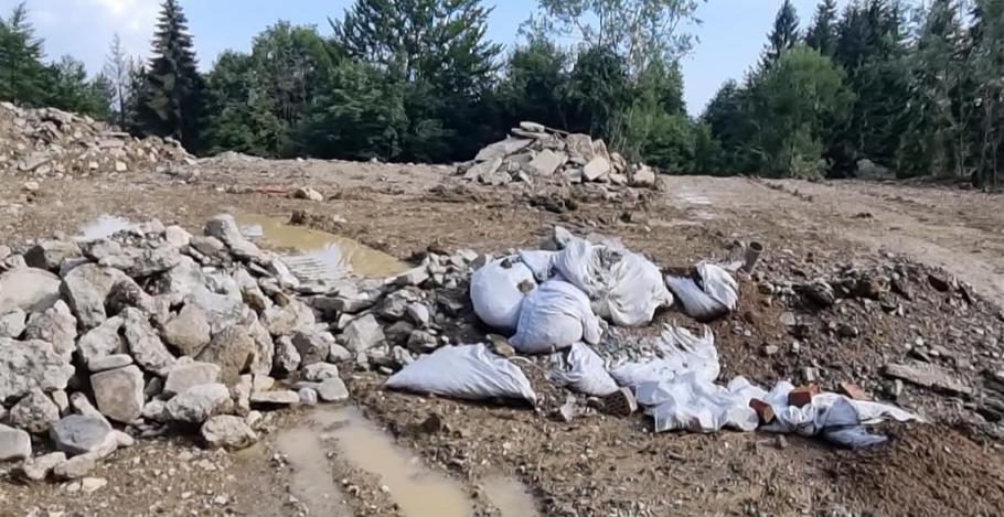 Şeful Gărzii de Mediu afirmă că a găsit o groapă ilegală de gunoi la Sinaia, în Parcul Natural Bucegi. Primarul oraşului susţine că nu are cunoştinţă despre aşa ceva Şeful Gărzii de Mediu afirmă că a găsit o groapă ilegală de gunoi la Sinaia, în Parcul Natural Bucegi. Primarul oraşului susţine că nu are cunoştinţă despre aşa ceva