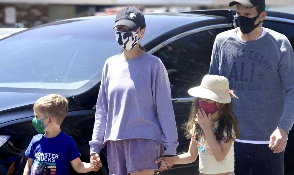 Ashton Kutcher și Mila Kunis au mărturisit că își spală copiii doar dacă văd murdărie pe ei Ashton Kutcher și Mila Kunis au mărturisit că își spală copiii doar dacă văd murdărie pe ei