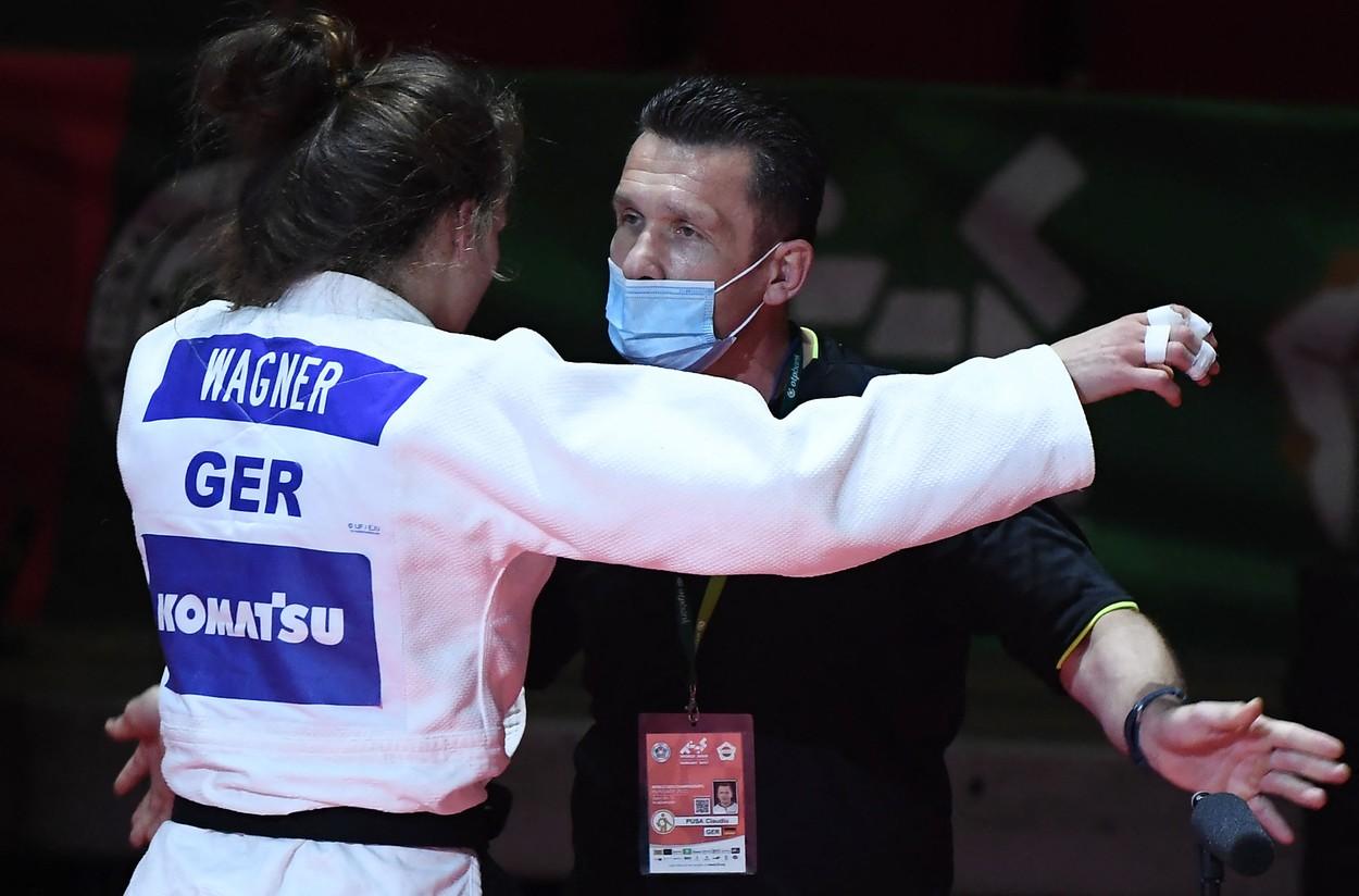 Antrenorul român al Germaniei care şi-a pălmuit sportiva, avertizat de federaţia internaţională de judo Antrenorul român al Germaniei care şi-a pălmuit sportiva, avertizat de federaţia internaţională de judo