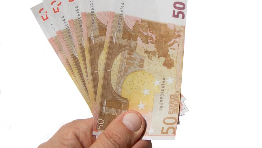 Inspector antifraudă din Suceava, reţinut pentru luare de mită Inspectorul antifraudă din Suceava ar fi încasat o mită de 1.500 de euro