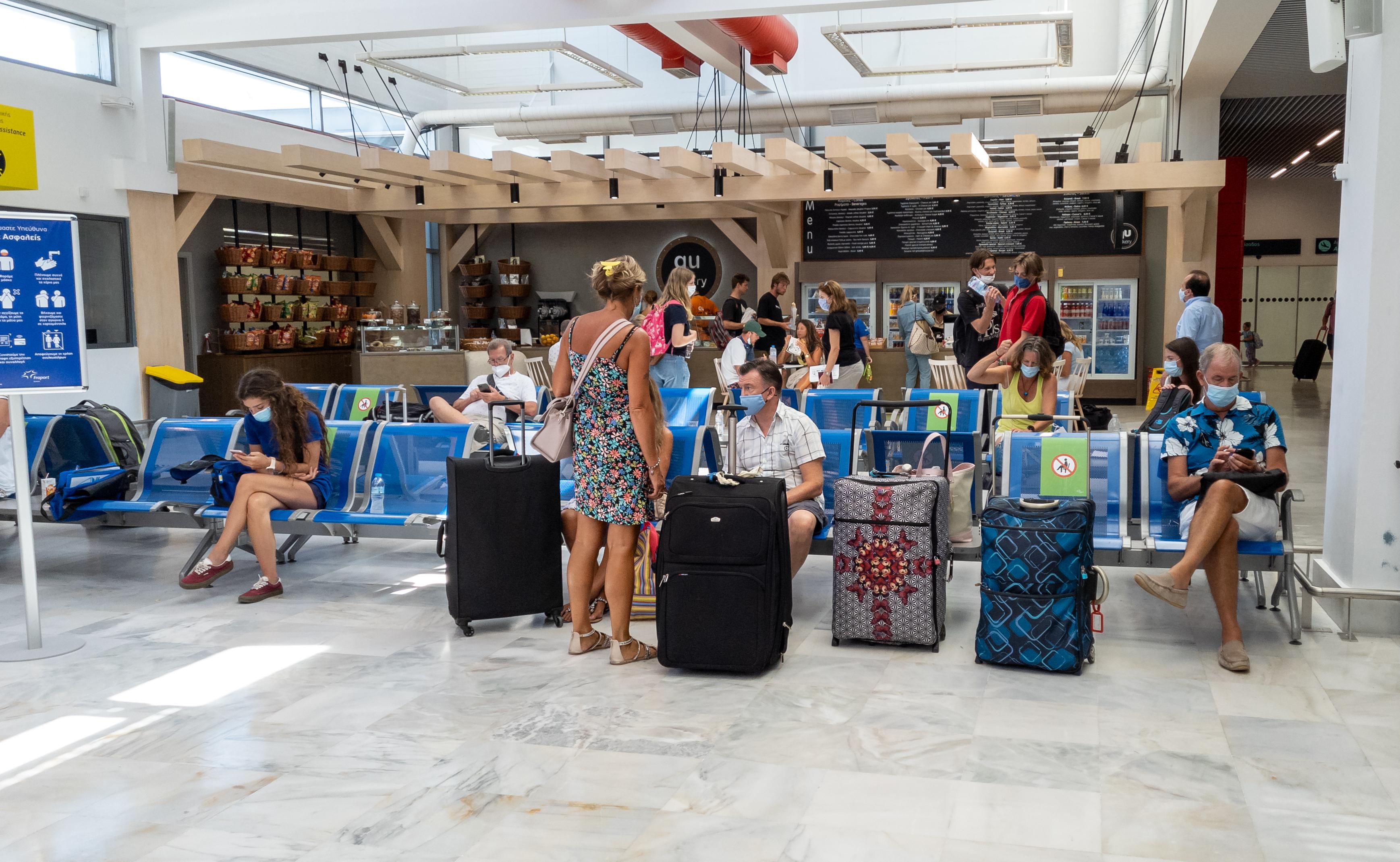 Turisti în Grecia care așteaptă în aeroport să se întoarcă în țările de origine