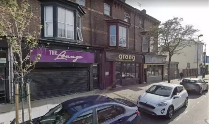 Un adolescent împuşcat de mai multe ori, într-un cartier din Liverpool, se zbate între viaţă şi moarte Adolescentul a fost împuşcat în faţa unui cunoscut local din Liverpool