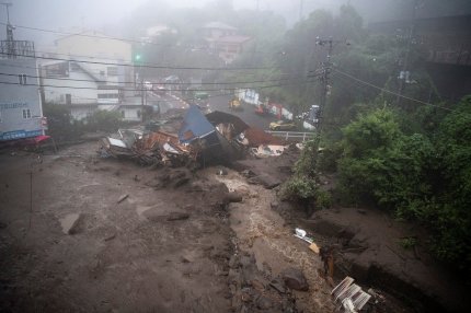 Case și mașini înghițite de un val de noroi, în Japonia.